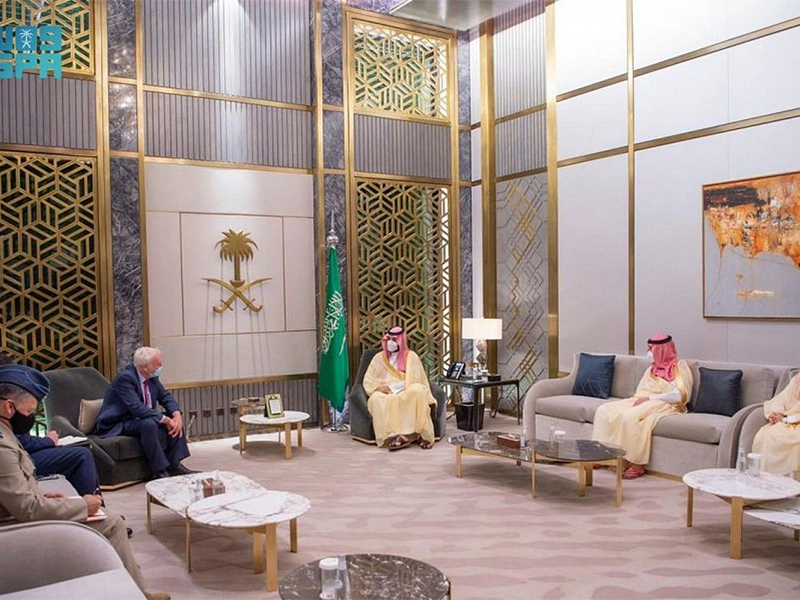 ولي العهد السعودي يزيّن مكتبه بلوحة من لوحات الفنانة التشكيلية السعودية وداد الأحمدي